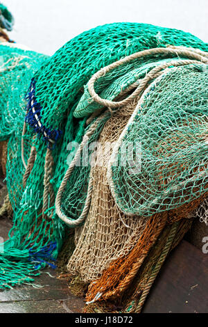 Le reti da pesca sul molo del porto di Honfleur - Normandia - Francia Foto Stock