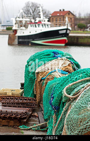 Le reti da pesca sul molo del porto di Honfleur - Normandia - Francia Foto Stock