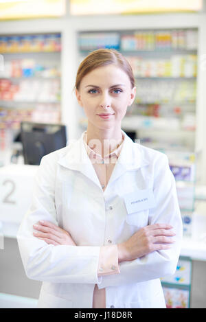 Ritratto di fiducioso farmacista femmina Foto Stock