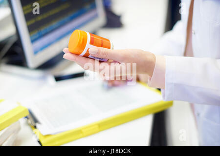 Il farmacista azienda pillola bottiglia Foto Stock