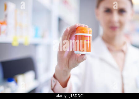 Il farmacista con una bottiglia di pillole Foto Stock