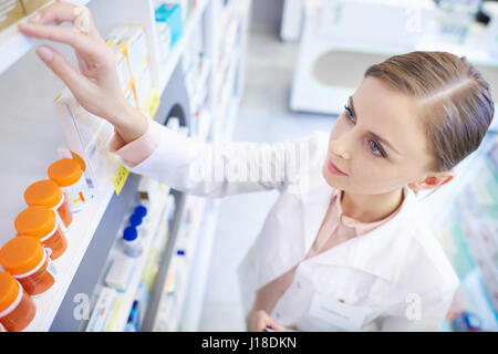 Direttamente sopra il colpo di farmacista con la medicina Foto Stock