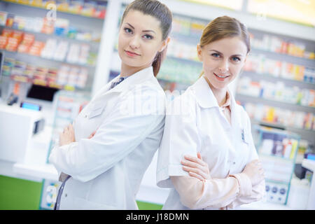 Due attraenti farmacisti in farmacia Foto Stock