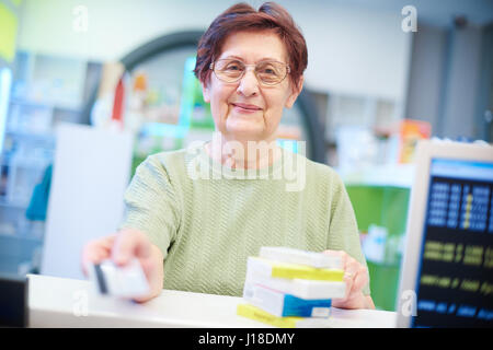 Sorridente senior client in farmacia Foto Stock