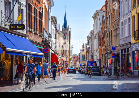 Bruges, Belgium-June 10, 2016: la vista sulla strada con negozi e ristoranti lungo entrambi i lati nella città vecchia di Bruges, luoghi per i turisti per appendere Foto Stock