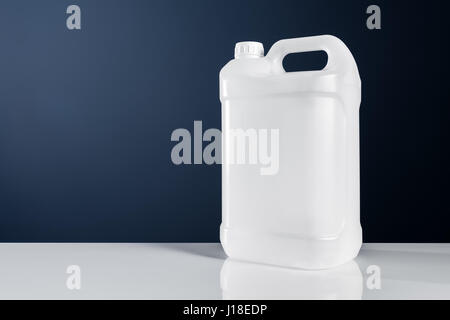 Non marcato in plastica bianca del canister del serbatoio liquido chimico contenitore come mock up del modello di oggetto Foto Stock