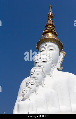 Bianco cinque statue di Buddha a Wat son Pha Kaew, Khao Kho, Phetchabun, Thailandia Foto Stock