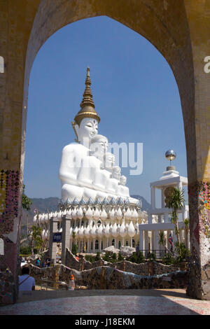 Bianco cinque statue di Buddha a Wat son Pha Kaew, Khao Kho, Phetchabun, Thailandia Foto Stock