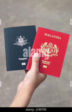 Close up australiano e passaporto malese isolato Foto Stock