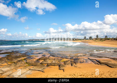 Vista guardando verso sud lungo il Reef da Narrabeen Beach, a nord di Sydney, Australia Foto Stock