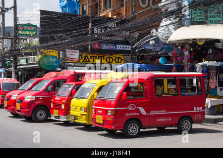 Tuk tuks schierate in attesa per il business in Bangla road, Patong Beach, Phuket, Tailandia Foto Stock