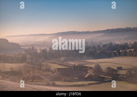 Early Morning mist sovrasta la valle Hamleden Foto Stock