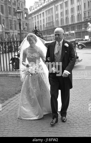 Miss Frances Roche arriva con il suo Padre Eterno Fermoy a Westminster Abbey, per il suo matrimonio al visconte Althorp, scudiero di Regina. Foto Stock