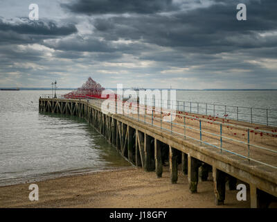 Papaveri Wave è un'arte installazione dell'artista Paolo Cummins su display a Barge molo di artiglieri Park, Shoeburyness, Essex come parte di un tour del Regno Unito. Foto Stock