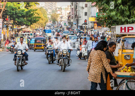 Una scena di strada in Pune, India. Foto Stock