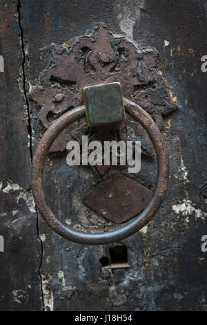 Antiquariato a forma di anello porta metallica respingente sulla vecchia porta a Tolosa, Francia, primo piano. Foto Stock