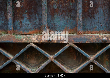 Frammento di metallo vecchio cancello arrugginito dipinto di blu. Dettagli architettonici, Toulouse, Francia. Foto Stock