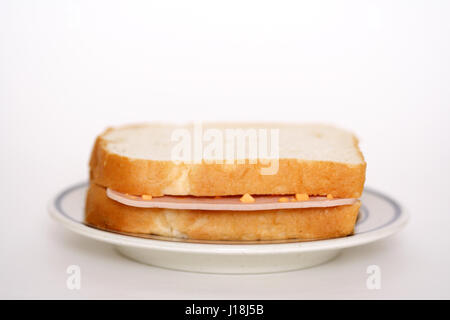 Panino di prosciutto su una piastra Foto Stock