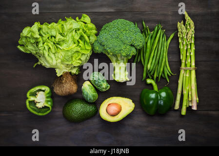 Fresco verde verdure organiche su legno nero tabella vintage.vista superiore Foto Stock