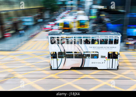 Hong Kong, Hong Kong - Marzo 09, 2017: HK tramvia in motion blur con persone non identificate. Il tram in HK sono state non solo un " commuter " per il trasporto Foto Stock