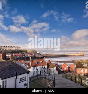 Il porto di pesca di Whitby, North Yorkshire, Inghilterra, Regno Unito, su un soleggiato inverno mattina e il famoso 199 gradini che portano da Church Street all'abbazia, Foto Stock