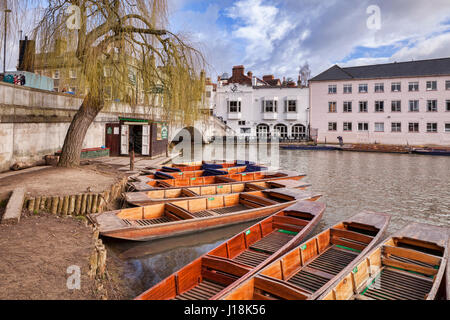 Sterline accanto al fiume Cam, Cambridge, Inghilterra. Di fronte si trova il dispositivo di ancoraggio public house. Foto Stock