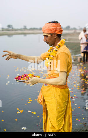 Sacerdote di eseguire fiume Yamuna pooja, vrindavan, Uttar Pradesh, India, Asia Foto Stock