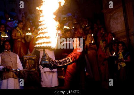 Uomo di eseguire fiume Yamuna pooja, vrindavan, Uttar Pradesh, India, Asia Foto Stock