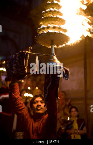 Uomo di eseguire fiume Yamuna pooja, vrindavan, Uttar Pradesh, India, Asia Foto Stock