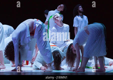 Prova generale del National Youth Dance Company's Tarantiseismic. La National Youth Dance Company (NYDC) restituisce a Sadler's Wells il 19 aprile 2017 in anteprima un nuovo lavoro creato dal 2016-17 Valutazione Direttore Artistico Damien Jalet. Questa nuova commissione vede Jalet e la compagnia di 40 giovani danzatori presente un pezzo unico di teatro che affronta temi di melanconia, rituale, di controllo e di abbandono. Foto Stock