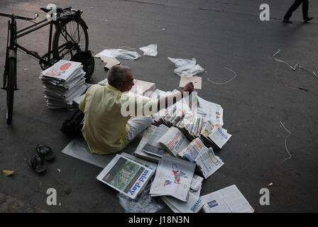 Fornitore di giornale seduto sulla strada, Mumbai, Maharashtra, India, Asia Foto Stock