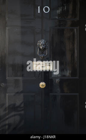 10 Downing Street, Londra UK. 18 Aprile, 2017. Nero iconica Porta anteriore del n. 10. Credito: Malcolm Park/Alamy. Foto Stock