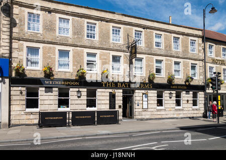 J D Wetherspoon, The Bath Arms, Market Place, Warminster, Wiltshire, Inghilterra, Regno Unito Foto Stock