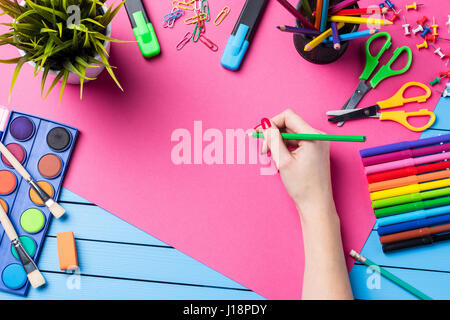 Donna di disegno a mano su carta di colore rosa. Scuola di arte o di sfondo Foto Stock