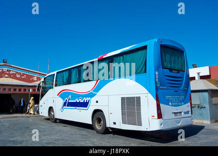 Bus CTM, Petrom Sahara stazione di servizio, N1 road, Sahara Occidentale, amministrata dal Marocco, Africa Foto Stock