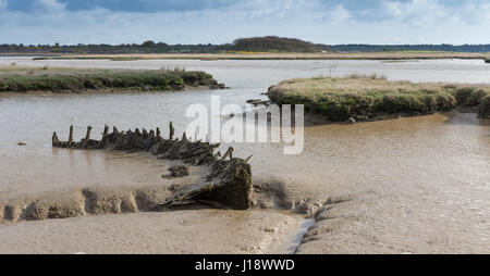 I resti di una nave di legno immersi nel fiume Tagliamento a Iken paludi Suffolk Foto Stock