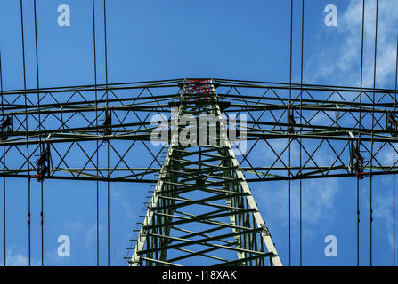 Linea aerea montante o torre di trasmissione da un'opinione leggermente diversa Foto Stock