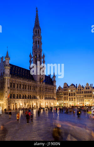Vista notturna della Grand Place con Hotel de Ville (municipio) edificio, Bruxelles, Belgio Foto Stock