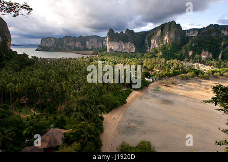 Vista panoramica di Railay vicino a Krabi in Thailandia dal punto di visualizzazione. Railay, noto anche come Rai Leh, è una piccola penisola tra la città di Krabi Foto Stock