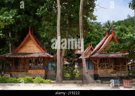 Phi Phi Relax Beach Resort cotages, Phak Nam Bay, Koh Phi Phi Island, Thailandia. Asia. Phi Phi Don island. Provincia di Krabi, sul Mare delle Andamane, Thailandia. Ko Ph Foto Stock