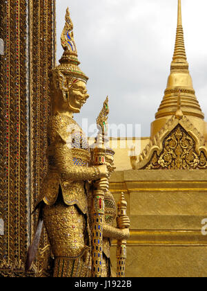 Mitico bestia statua custodendo il Phra Mondop library basandosi sui motivi del Grand Palace a Bangkok in Tailandia Foto Stock