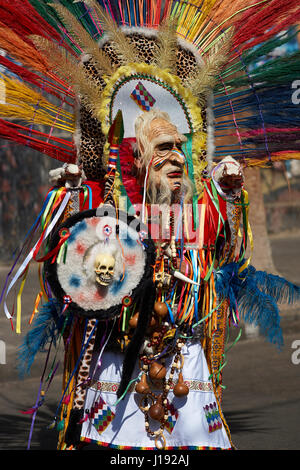 Gli stati di un tobas balli di gruppo nel tradizionale costume andina di eseguire l'annuale carnaval andino con la Fuerza del sol a Arica, Cile. Foto Stock