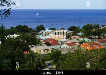 Una vista su Saint Kitts capitale, Basseterre con edifici residenziali e mare blu acqua sullo sfondo Foto Stock