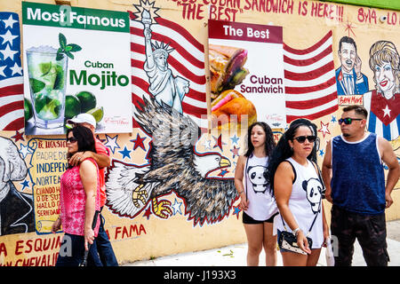 Miami Florida,Little Havana,Calle Ocho,la Esquina de la Fama,angolo della fama,esterno dell'edificio,murale a parete,immigrato etnico ispanico latino-latino Foto Stock