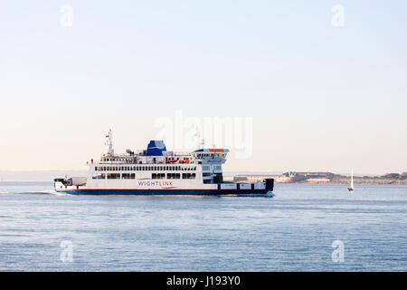 WightLink di trasporto passeggeri e di traghetto per auto 'St fede' uscire Portsmouth Harbour per l'Isola di Wight, Hampshire, nel Solent, south coast Inghilterra, Regno Unito Foto Stock