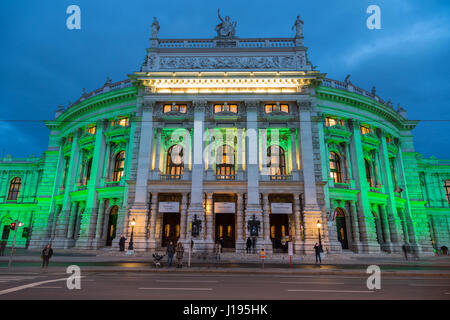 Burgtheater di Vienna al crepuscolo, Vienna, Austria Foto Stock