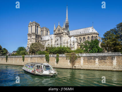 Francia, Parigi, Senna, Ile de la Cite, un fiume Senna crociera in barca passando è la cattedrale di Notre Dame, uno dei migliori esempi di gotico francese architetto Foto Stock