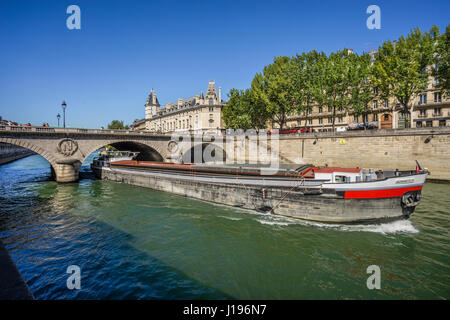 Francia, Parigi, Senna, Ile de la Cite, una chiatta di merci è passando al di sotto del Petit Pont Foto Stock