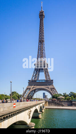 Francia, Parigi, la Senna e Pont d'Iéna con vista sulla Torre Eiffel Foto Stock