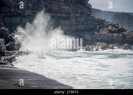 Enorme ondata che si infrangono sulle rocce sulla Playa del Paso, una spiaggia di sabbia nera Lanzarote isole Canarie Spagna Foto Stock